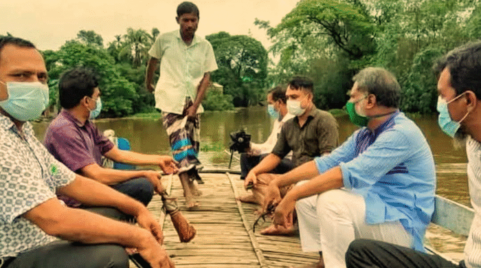 কালিপদ বাবু মেডিকেল অ্যাসিস্ট্যান্ট হিসেবে রোগীদের সেবা করছেন